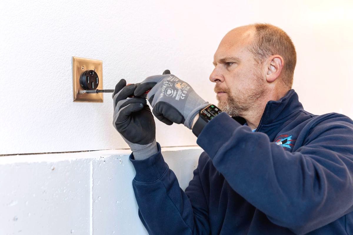 electrician outlet installation